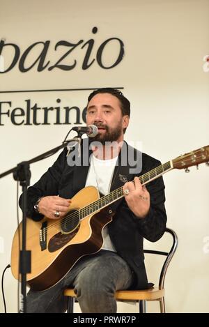 Neapel, Italien. 4. Okt, 2018. Federico Zampaglione gesehen Live bei seinem neuen Album Fino a qui Launch bei LaFeltrinelli. In einem italienischen Sänger, Songwriter, Federico Zampaglione ein frontmann von Tiromancino. Credit: Paola Visone/SOPA Images/ZUMA Draht/Alamy leben Nachrichten Stockfoto