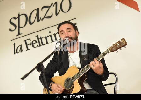 Neapel, Italien. 4. Okt, 2018. Federico Zampaglione gesehen Live bei seinem neuen Album Fino a qui Launch bei LaFeltrinelli. In einem italienischen Sänger, Songwriter, Federico Zampaglione ein frontmann von Tiromancino. Credit: Paola Visone/SOPA Images/ZUMA Draht/Alamy leben Nachrichten Stockfoto