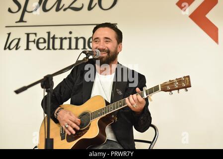 Neapel, Italien. 4. Okt, 2018. Federico Zampaglione gesehen Live bei seinem neuen Album Fino a qui Launch bei LaFeltrinelli. In einem italienischen Sänger, Songwriter, Federico Zampaglione ein frontmann von Tiromancino. Credit: Paola Visone/SOPA Images/ZUMA Draht/Alamy leben Nachrichten Stockfoto