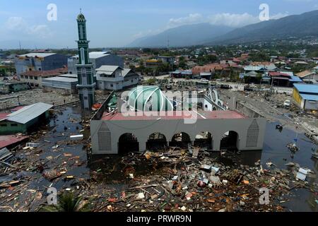 Palu, Indonesien. 4. Okt, 2018. Foto auf der 4. Oktober 2018 zeigt einen eingestürzten Moschee im Zuge eines Erdbebens in Palu, Indonesien. Die Zahl der Todesopfer von mehreren Beben und ein tsunami in der indonesischen Provinz Zentral-sulawesi auf 1.424 gestiegen, während die Suche und Bergung durch den schlechten Zugang zu den am stärksten betroffenen Gebieten behindert war, ein Beamter sagte am Donnerstag. Credit: Agung Kuncahya B./Xinhua/Alamy leben Nachrichten Stockfoto