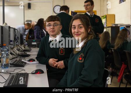 Cork, Irland. 4. Okt, 2018. St Aidans Nacht geöffnet, Cork City. Die hier abgebildeten ist Patrick Lawlon und Kiana Lynch im Computerraum. Heute Abend um 19:00 Uhr St Aidans Community College, Dublin Hill öffnete seine Tür potentielle Studenten und ihre Familien einen Einblick in das Leben in St Aidans zu geben. Eltern und Schüler hatten die Möglichkeit, die verschiedenen Abteilungen der Schule, die ihre Türen geöffnet, um zu zeigen, was sie hatten die Studierenden zu bieten. Credit: Damian Coleman/Alamy Leben Nachrichten. Stockfoto