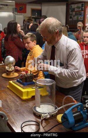 Cork, Irland. 4. Okt, 2018. St Aidans Nacht geöffnet, Cork City. Die hier abgebildeten ist Biologielehrer, John Doyle Demonstration wie Dampfmaschinen arbeiten. Heute Abend um 19:00 Uhr St Aidans Community College, Dublin Hill öffnete seine Tür potentielle Studenten und ihre Familien einen Einblick in das Leben in St Aidans zu geben. Eltern und Schüler hatten die Möglichkeit, die verschiedenen Abteilungen der Schule, die ihre Türen geöffnet, um zu zeigen, was sie hatten die Studierenden zu bieten. Credit: Damian Coleman/Alamy Leben Nachrichten. Stockfoto