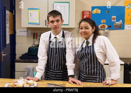 Cork, Irland. 4. Okt, 2018. St Aidans Nacht geöffnet, Cork City. Hier im Bild Alex Mc Carthy und Chloe Foo, die heraus, die Menschen, dass sie Kuchen gebacken wurden. Heute Abend um 19:00 Uhr St Aidans Community College, Dublin Hill öffnete seine Tür potentielle Studenten und ihre Familien einen Einblick in das Leben in St Aidans zu geben. Eltern und Schüler hatten die Möglichkeit, die verschiedenen Abteilungen der Schule, die ihre Türen geöffnet, um zu zeigen, was sie hatten die Studierenden zu bieten. Credit: Damian Coleman/Alamy Leben Nachrichten. Stockfoto