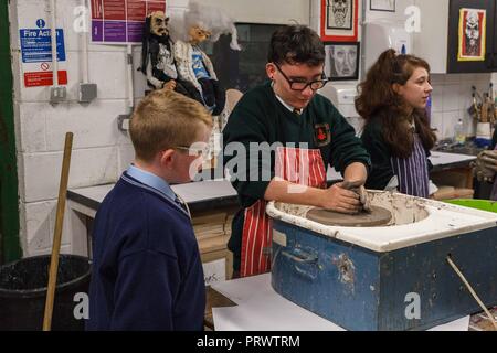 Cork, Irland. 4. Okt, 2018. St Aidans Nacht geöffnet, Cork City. Hier abgebildet ist Paul O Mahoney, die eine Hauptschule Oilibheir Schüler wie Keramik zu drehen. Heute Abend um 19:00 Uhr St Aidans Community College, Dublin Hill öffnete seine Tür potentielle Studenten und ihre Familien einen Einblick in das Leben in St Aidans zu geben. Eltern und Schüler hatten die Möglichkeit, die verschiedenen Abteilungen der Schule, die ihre Türen geöffnet, um zu zeigen, was sie hatten die Studierenden zu bieten. Credit: Damian Coleman/Alamy Leben Nachrichten. Stockfoto