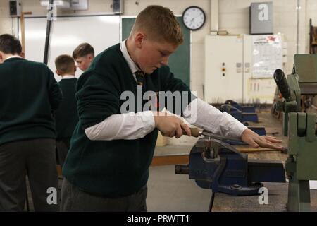 Cork, Irland. 4. Okt, 2018. St Aidans Nacht geöffnet, Cork City. Hier sehen TJ Connolly Einreichung seiner Metallarbeiten Projekt. Heute Abend um 19:00 Uhr St Aidans Community College, Dublin Hill öffnete seine Tür potentielle Studenten und ihre Familien einen Einblick in das Leben in St Aidans zu geben. Eltern und Schüler hatten die Möglichkeit, die verschiedenen Abteilungen der Schule, die ihre Türen geöffnet, um zu zeigen, was sie hatten die Studierenden zu bieten. Credit: Damian Coleman/Alamy Leben Nachrichten. Stockfoto