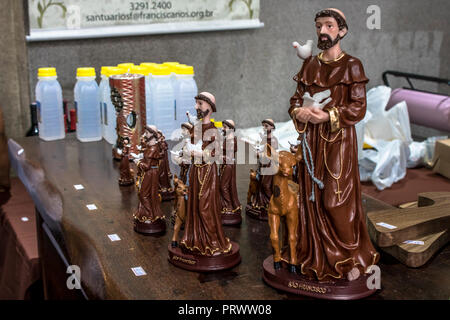 Sao Paulo, Brasilien. 4. Okt, 2018. Gemeindemitglieder, begleitet von ihren Haustieren besuchen eine Messe anlässlich des Hl. Franziskus von Assisi Tag in Sao Paulo, Brasilien, 04. Oktober 2018. Hl. Franz von Assisi ist in der katholischen Religion als Beschützer der Tiere" bekannt: Alf Ribeiro/Alamy leben Nachrichten Stockfoto