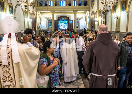 Sao Paulo, Brasilien. 4. Okt, 2018. Gemeindemitglieder, begleitet von ihren Haustieren besuchen eine Messe anlässlich des Hl. Franziskus von Assisi Tag in Sao Paulo, Brasilien, 04. Oktober 2018. Hl. Franz von Assisi ist in der katholischen Religion als Beschützer der Tiere" bekannt: Alf Ribeiro/Alamy leben Nachrichten Stockfoto