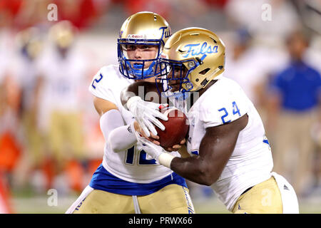 Houston, Texas, USA. 4. Okt, 2018. Tulsa goldenen Hurrikan quarterback Seth Boomer (12) Hände weg zu laufen zurück Corey Taylor II (24) Im Laufe des ersten Quartals des NCAA Football Spiel zwischen den Houston Cougars und den Tulsa Golden Hurricane bei Tdecu in Houston, TX am 4. Oktober 2018. Credit: Erik Williams/ZUMA Draht/Alamy leben Nachrichten Stockfoto