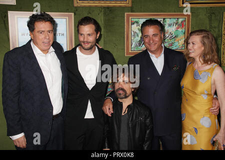 Sacha Gervasi, Jamie Dornan, Peter Dinklage, Andy Garcia, Mireille Enos 10/04/2018 Die Los Angeles Premiere von 'My Abendessen mit Herve' bei Paramount Studios in Los Angeles, CA Foto: Cronos/Hollywood News Credit: Cronos/Alamy Leben Nachrichten gehalten Stockfoto