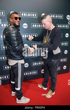 04 Oktober 2018, Berlin: Die Rapper LX (r) und Gringo (l) auf dem roten Teppich für die Premiere der zweiten Staffel von den TNT-Serie '4 Blocks'. Foto: Jens Büttner/dpa-Zentralbild/dpa Stockfoto