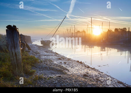 Oare Creek, Kent, Großbritannien. 5. Oktober 2018: UK Wetter. Einem nebligen Herbst sunrise als die Flut beginnt in zu kommen und eine versunkene verlassenen Yacht an Oare Creek in der Nähe von Faversham in Kent. Credit: Alan Payton/Alamy leben Nachrichten Stockfoto