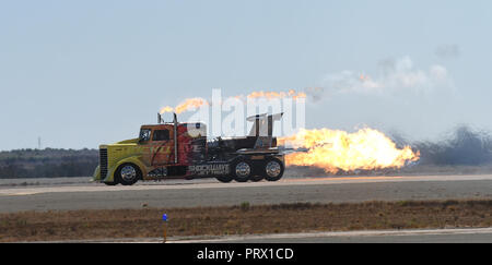 Mitamar, Kalifornien, USA. 29 Sep, 2018. Jet Lkw - SHOCKWAVE angetrieben vom Eigentümer Chris Darnell erreicht Geschwindigkeiten von bis zu 370 während Im Miramar Air Show 2018, United States Marine Corps Air Station Miramar, Miramar, Kalifornien, USA, 30. September 2018. Dieser Jahre zeigen 100 Jahre Frauen in der Marine Corps geehrt. Die Show der US Navy Präzision Flug Team der Blue Angels, Patrioten Jet Team, die Navy Leap Frogs und die Armee goldene Ritter Fallschirm Teams, Sean D. Tucker Kunstflug, Oldtimer, Kunstflug Flugzeuge, Militärflugzeuge und Hubschrauber, ein Jet truc Stockfoto