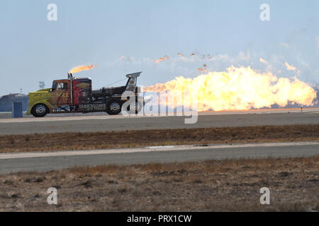 Mitamar, Kalifornien, USA. 29 Sep, 2018. Jet Lkw - SHOCKWAVE angetrieben vom Eigentümer Chris Darnell erreicht Geschwindigkeiten von bis zu 370 während Im Miramar Air Show 2018, United States Marine Corps Air Station Miramar, Miramar, Kalifornien, USA, 30. September 2018. Dieser Jahre zeigen 100 Jahre Frauen in der Marine Corps geehrt. Die Show der US Navy Präzision Flug Team der Blue Angels, Patrioten Jet Team, die Navy Leap Frogs und die Armee goldene Ritter Fallschirm Teams, Sean D. Tucker Kunstflug, Oldtimer, Kunstflug Flugzeuge, Militärflugzeuge und Hubschrauber, ein Jet truc Stockfoto