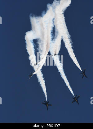 Mitamar, Kalifornien, USA. 29 Sep, 2018. Die VEREINIGTEN CaliforniaS NAVY BLUE ANGELS Präzision Flug Team im Miramar Air Show 2018, United States Marine Corps Air Station Miramar, Miramar, Kalifornien, USA, 30. September 2018 zur Durchführung. Dieser Jahre zeigen 100 Jahre Frauen in der Marine Corps geehrt. Die Show der US Navy Präzision Flug Team der Blue Angels, Patrioten Jet Team, die Navy Leap Frogs und die Armee goldene Ritter Fallschirm Teams, Sean D. Tucker Kunstflug, Oldtimer, Kunstflug Flugzeuge, Militärflugzeuge und Hubschrauber, ein Jet Lkw, der Geschwindigkeiten von Stockfoto