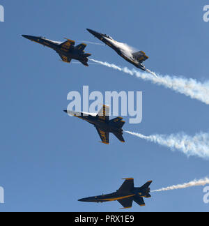 Mitamar, Kalifornien, USA. 29 Sep, 2018. Die VEREINIGTEN CaliforniaS NAVY BLUE ANGELS Präzision Flug Team im Miramar Air Show 2018, United States Marine Corps Air Station Miramar, Miramar, Kalifornien, USA, 30. September 2018 zur Durchführung. Dieser Jahre zeigen 100 Jahre Frauen in der Marine Corps geehrt. Die Show der US Navy Präzision Flug Team der Blue Angels, Patrioten Jet Team, die Navy Leap Frogs und die Armee goldene Ritter Fallschirm Teams, Sean D. Tucker Kunstflug, Oldtimer, Kunstflug Flugzeuge, Militärflugzeuge und Hubschrauber, ein Jet Lkw, der Geschwindigkeiten von Stockfoto