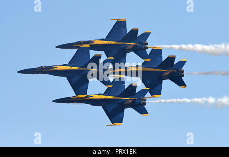 Mitamar, Kalifornien, USA. 29 Sep, 2018. Die VEREINIGTEN CaliforniaS NAVY BLUE ANGELS Präzision Flug Team im Miramar Air Show 2018, United States Marine Corps Air Station Miramar, Miramar, Kalifornien, USA, 30. September 2018 zur Durchführung. Dieser Jahre zeigen 100 Jahre Frauen in der Marine Corps geehrt. Die Show der US Navy Präzision Flug Team der Blue Angels, Patrioten Jet Team, die Navy Leap Frogs und die Armee goldene Ritter Fallschirm Teams, Sean D. Tucker Kunstflug, Oldtimer, Kunstflug Flugzeuge, Militärflugzeuge und Hubschrauber, ein Jet Lkw, der Geschwindigkeiten von Stockfoto