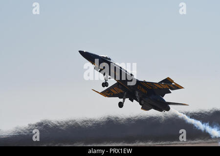 Mitamar, Kalifornien, USA. 29 Sep, 2018. Die VEREINIGTEN CaliforniaS NAVY BLUE ANGELS Präzision Flug Team im Miramar Air Show 2018, United States Marine Corps Air Station Miramar, Miramar, Kalifornien, USA, 30. September 2018 zur Durchführung. Dieser Jahre zeigen 100 Jahre Frauen in der Marine Corps geehrt. Die Show der US Navy Präzision Flug Team der Blue Angels, Patrioten Jet Team, die Navy Leap Frogs und die Armee goldene Ritter Fallschirm Teams, Sean D. Tucker Kunstflug, Oldtimer, Kunstflug Flugzeuge, Militärflugzeuge und Hubschrauber, ein Jet Lkw, der Geschwindigkeiten von Stockfoto