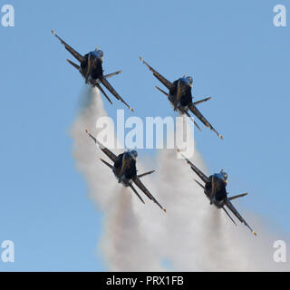 Mitamar, Kalifornien, USA. 29 Sep, 2018. Die VEREINIGTEN CaliforniaS NAVY BLUE ANGELS Präzision Flug Team im Miramar Air Show 2018, United States Marine Corps Air Station Miramar, Miramar, Kalifornien, USA, 30. September 2018 zur Durchführung. Dieser Jahre zeigen 100 Jahre Frauen in der Marine Corps geehrt. Die Show der US Navy Präzision Flug Team der Blue Angels, Patrioten Jet Team, die Navy Leap Frogs und die Armee goldene Ritter Fallschirm Teams, Sean D. Tucker Kunstflug, Oldtimer, Kunstflug Flugzeuge, Militärflugzeuge und Hubschrauber, ein Jet Lkw, der Geschwindigkeiten von Stockfoto