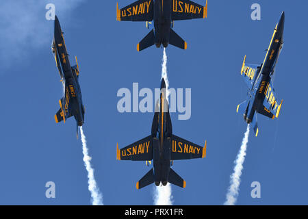 Mitamar, Kalifornien, USA. 29 Sep, 2018. Die VEREINIGTEN CaliforniaS NAVY BLUE ANGELS Präzision Flug Team im Miramar Air Show 2018, United States Marine Corps Air Station Miramar, Miramar, Kalifornien, USA, 30. September 2018 zur Durchführung. Dieser Jahre zeigen 100 Jahre Frauen in der Marine Corps geehrt. Die Show der US Navy Präzision Flug Team der Blue Angels, Patrioten Jet Team, die Navy Leap Frogs und die Armee goldene Ritter Fallschirm Teams, Sean D. Tucker Kunstflug, Oldtimer, Kunstflug Flugzeuge, Militärflugzeuge und Hubschrauber, ein Jet Lkw, der Geschwindigkeiten von Stockfoto