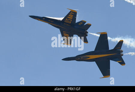 Mitamar, Kalifornien, USA. 29 Sep, 2018. Die VEREINIGTEN CaliforniaS NAVY BLUE ANGELS Präzision Flug Team im Miramar Air Show 2018, United States Marine Corps Air Station Miramar, Miramar, Kalifornien, USA, 30. September 2018 zur Durchführung. Dieser Jahre zeigen 100 Jahre Frauen in der Marine Corps geehrt. Die Show der US Navy Präzision Flug Team der Blue Angels, Patrioten Jet Team, die Navy Leap Frogs und die Armee goldene Ritter Fallschirm Teams, Sean D. Tucker Kunstflug, Oldtimer, Kunstflug Flugzeuge, Militärflugzeuge und Hubschrauber, ein Jet Lkw, der Geschwindigkeiten von Stockfoto