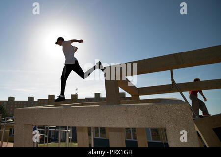 Pilsen, Tschechische Republik. Okt, 2018 04. Ein Traceur in einem neuen parkour Park (Spielplatz) in Pilsen, Tschechische Republik, am 4. Oktober 2018. Der 600-Quadratmeter Park ist einer der größten in Europa. Credit: Miroslav Chaloupka/CTK Photo/Alamy leben Nachrichten Stockfoto