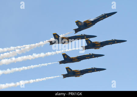 Mitamar, Kalifornien, USA. 29 Sep, 2018. Die VEREINIGTEN CaliforniaS NAVY BLUE ANGELS Präzision Flug Team im Miramar Air Show 2018, United States Marine Corps Air Station Miramar, Miramar, Kalifornien, USA, 30. September 2018 zur Durchführung. Dieser Jahre zeigen 100 Jahre Frauen in der Marine Corps geehrt. Die Show der US Navy Präzision Flug Team der Blue Angels, Patrioten Jet Team, die Navy Leap Frogs und die Armee goldene Ritter Fallschirm Teams, Sean D. Tucker Kunstflug, Oldtimer, Kunstflug Flugzeuge, Militärflugzeuge und Hubschrauber, ein Jet Lkw, der Geschwindigkeiten von Stockfoto