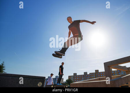 Pilsen, Tschechische Republik. Okt, 2018 04. Ein Traceur in einem neuen parkour Park (Spielplatz) in Pilsen, Tschechische Republik, am 4. Oktober 2018. Der 600-Quadratmeter Park ist einer der größten in Europa. Credit: Miroslav Chaloupka/CTK Photo/Alamy leben Nachrichten Stockfoto