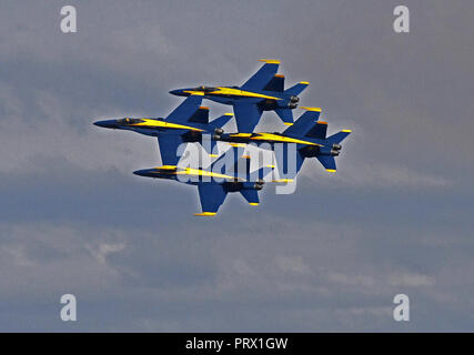 Mitamar, Kalifornien, USA. 30 Sep, 2018. Die VEREINIGTEN CaliforniaS NAVY BLUE ANGELS Präzision Flug Team im Miramar Air Show 2018, United States Marine Corps Air Station Miramar, Miramar, Kalifornien, USA, 30. September 2018 zur Durchführung. Dieser Jahre zeigen 100 Jahre Frauen in der Marine Corps geehrt. Die Show der US Navy Präzision Flug Team der Blue Angels, Patrioten Jet Team, die Navy Leap Frogs und die Armee goldene Ritter Fallschirm Teams, Sean D. Tucker Kunstflug, Oldtimer, Kunstflug Flugzeuge, Militärflugzeuge und Hubschrauber, ein Jet Lkw, der Geschwindigkeiten von Stockfoto