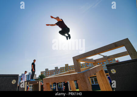 Pilsen, Tschechische Republik. Okt, 2018 04. Ein Traceur in einem neuen parkour Park (Spielplatz) in Pilsen, Tschechische Republik, am 4. Oktober 2018. Der 600-Quadratmeter Park ist einer der größten in Europa. Credit: Miroslav Chaloupka/CTK Photo/Alamy leben Nachrichten Stockfoto