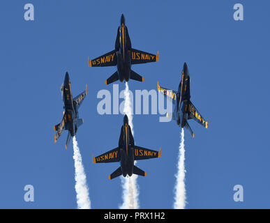 Mitamar, Kalifornien, USA. 29 Sep, 2018. Die VEREINIGTEN CaliforniaS NAVY BLUE ANGELS Präzision Flug Team im Miramar Air Show 2018, United States Marine Corps Air Station Miramar, Miramar, Kalifornien, USA, 30. September 2018 zur Durchführung. Dieser Jahre zeigen 100 Jahre Frauen in der Marine Corps geehrt. Die Show der US Navy Präzision Flug Team der Blue Angels, Patrioten Jet Team, die Navy Leap Frogs und die Armee goldene Ritter Fallschirm Teams, Sean D. Tucker Kunstflug, Oldtimer, Kunstflug Flugzeuge, Militärflugzeuge und Hubschrauber, ein Jet Lkw, der Geschwindigkeiten von Stockfoto