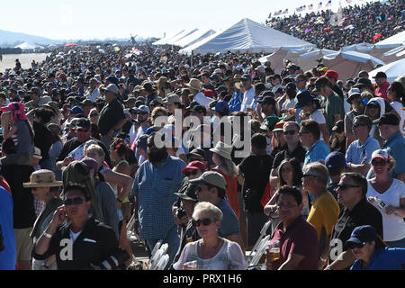 Mitamar, Kalifornien, USA. 29 Sep, 2018. Das Miramar Air Show 2018, United States Marine Corps Air Station Miramar, Miramar, Kalifornien, USA, 30. September 2018. Dieser Jahre zeigen 100 Jahre Frauen in der Marine Corps geehrt. Die Show der US Navy Präzision Flug Team der Blue Angels, Patrioten Jet Team, die Navy Leap Frogs und die Armee goldene Ritter Fallschirm Teams, Sean D. Tucker Kunstflug, Oldtimer, Kunstflug Flugzeuge, Militärflugzeuge und Hubschrauber, ein Jet Lkw, erreicht eine Geschwindigkeit von 370 mph, sowie Demonstrationen von Marine gepanzerte Fahrzeuge und Militär Stockfoto