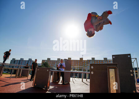 Pilsen, Tschechische Republik. Okt, 2018 04. Ein Traceur in einem neuen parkour Park (Spielplatz) in Pilsen, Tschechische Republik, am 4. Oktober 2018. Der 600-Quadratmeter Park ist einer der größten in Europa. Credit: Miroslav Chaloupka/CTK Photo/Alamy leben Nachrichten Stockfoto