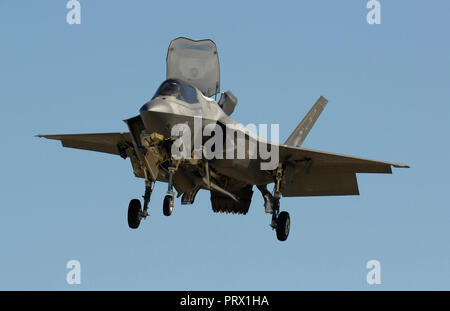 Mitamar, Kalifornien, USA. 29 Sep, 2018. Eine F-35B Blitz jet führt im Miramar Air Show 2018, United States Marine Corps Air Station Miramar, Miramar, Kalifornien, USA, 30. September 2018. Dieser Jahre zeigen 100 Jahre Frauen in der Marine Corps geehrt. Die Show der US Navy Präzision Flug Team der Blue Angels, Patrioten Jet Team, die Navy Leap Frogs und die Armee goldene Ritter Fallschirm Teams, Sean D. Tucker Kunstflug, Oldtimer, Kunstflug Flugzeuge, Militärflugzeuge und Hubschrauber, ein Jet Lkw, erreicht eine Geschwindigkeit von 370 mph, sowie Demonstrationen von ma Stockfoto