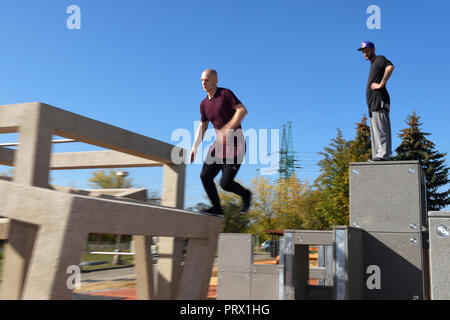 Pilsen, Tschechische Republik. Okt, 2018 04. Ein Traceur in einem neuen parkour Park (Spielplatz) in Pilsen, Tschechische Republik, am 4. Oktober 2018. Der 600-Quadratmeter Park ist einer der größten in Europa. Credit: Miroslav Chaloupka/CTK Photo/Alamy leben Nachrichten Stockfoto