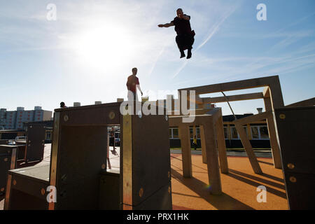 Pilsen, Tschechische Republik. Okt, 2018 04. Ein Traceur in einem neuen parkour Park (Spielplatz) in Pilsen, Tschechische Republik, am 4. Oktober 2018. Der 600-Quadratmeter Park ist einer der größten in Europa. Credit: Miroslav Chaloupka/CTK Photo/Alamy leben Nachrichten Stockfoto