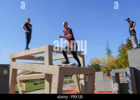 Pilsen, Tschechische Republik. Okt, 2018 04. Ein Traceur in einem neuen parkour Park (Spielplatz) in Pilsen, Tschechische Republik, am 4. Oktober 2018. Der 600-Quadratmeter Park ist einer der größten in Europa. Credit: Miroslav Chaloupka/CTK Photo/Alamy leben Nachrichten Stockfoto