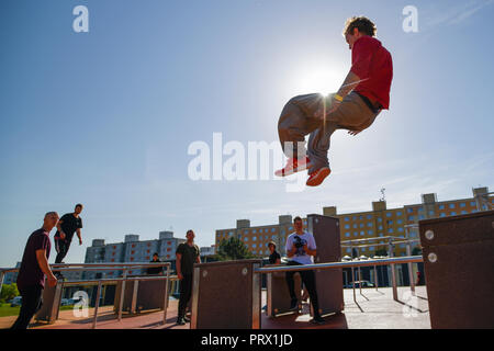 Pilsen, Tschechische Republik. Okt, 2018 04. Ein Traceur in einem neuen parkour Park (Spielplatz) in Pilsen, Tschechische Republik, am 4. Oktober 2018. Der 600-Quadratmeter Park ist einer der größten in Europa. Credit: Miroslav Chaloupka/CTK Photo/Alamy leben Nachrichten Stockfoto