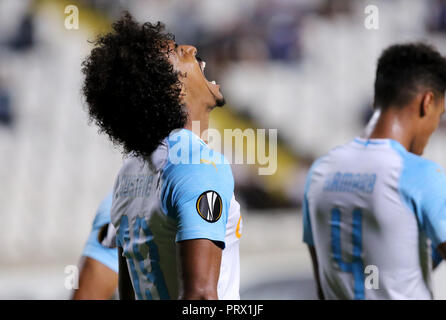 Nikosia. 4. Okt, 2018. Luiz Gustavo (L) von Marseille feiert sein Ziel in der Europa League Gruppe H Übereinstimmung zwischen Apollon und Marseille in Nikosia, Zypern am 4. Oktober 2018. Apollon zeichnete 2-2 mit Marseille. Credit: Sakis Savvides/Xinhua/Alamy leben Nachrichten Stockfoto