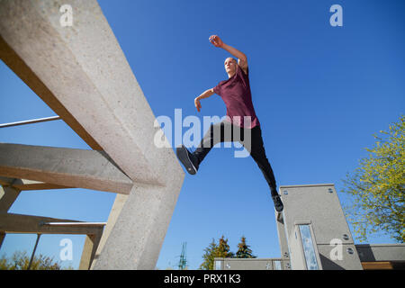 Pilsen, Tschechische Republik. Okt, 2018 04. Ein Traceur in einem neuen parkour Park (Spielplatz) in Pilsen, Tschechische Republik, am 4. Oktober 2018. Der 600-Quadratmeter Park ist einer der größten in Europa. Credit: Miroslav Chaloupka/CTK Photo/Alamy leben Nachrichten Stockfoto