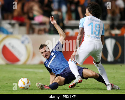 Nikosia. 4. Okt, 2018. Luiz Gustavo (R) von Marseille Mias mit Sasa Markovic von Apollon in der Europa League Gruppe H Übereinstimmung zwischen Apollon und Marseille in Nikosia, Zypern am 4. Oktober 2018. Apollon zeichnete 2-2 mit Marseille. Credit: Sakis Savvides/Xinhua/Alamy leben Nachrichten Stockfoto