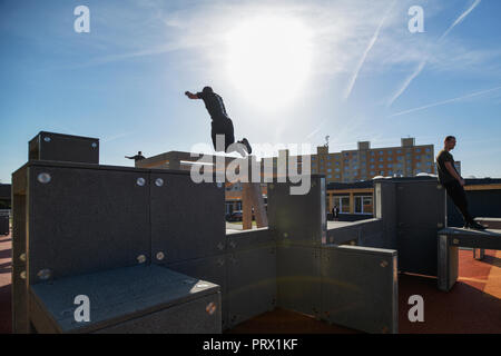 Pilsen, Tschechische Republik. Okt, 2018 04. Ein Traceur in einem neuen parkour Park (Spielplatz) in Pilsen, Tschechische Republik, am 4. Oktober 2018. Der 600-Quadratmeter Park ist einer der größten in Europa. Credit: Miroslav Chaloupka/CTK Photo/Alamy leben Nachrichten Stockfoto