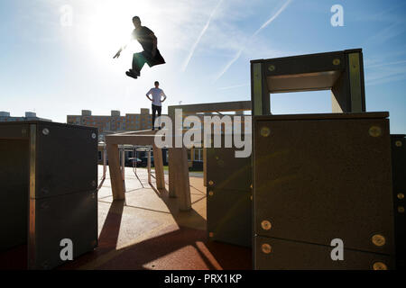 Pilsen, Tschechische Republik. Okt, 2018 04. Ein Traceur in einem neuen parkour Park (Spielplatz) in Pilsen, Tschechische Republik, am 4. Oktober 2018. Der 600-Quadratmeter Park ist einer der größten in Europa. Credit: Miroslav Chaloupka/CTK Photo/Alamy leben Nachrichten Stockfoto