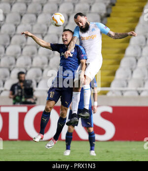 Nikosia. 4. Okt, 2018. Kostas Mitroglou (R) von Marseille Mias mit Sasa Markovic von Apollon in der Europa League Gruppe H Übereinstimmung zwischen Apollon und Marseille in Nikosia, Zypern am 4. Oktober 2018. Apollon zeichnete 2-2 mit Marseille. Credit: Sakis Savvides/Xinhua/Alamy leben Nachrichten Stockfoto