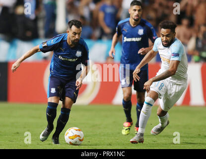 Nikosia. 4. Okt, 2018. Jordan Amavi (R) von Marseille Mias mit Facundo Pereyra von Apollon in der Europa League Gruppe H Übereinstimmung zwischen Apollon und Marseille in Nikosia, Zypern am 4. Oktober 2018. Apollon zeichnete 2-2 mit Marseille. Credit: Sakis Savvides/Xinhua/Alamy leben Nachrichten Stockfoto