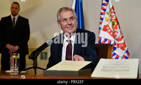 Prag, Tschechische Republik. 05 Okt, 2018. Der tschechische Präsident Milos Zeman nimmt an einer Pressekonferenz anlässlich seines Besuchs bei "Hauch von Staatlichkeit' Ausstellung in der Prager Burg, in der Tschechischen Republik, am 5. Oktober 2018. Quelle: Michal Kamaryt/CTK Photo/Alamy leben Nachrichten Stockfoto