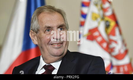 Prag, Tschechische Republik. 05 Okt, 2018. Der tschechische Präsident Milos Zeman nimmt an einer Pressekonferenz anlässlich seines Besuchs bei "Hauch von Staatlichkeit' Ausstellung in der Prager Burg, in der Tschechischen Republik, am 5. Oktober 2018. Quelle: Michal Kamaryt/CTK Photo/Alamy leben Nachrichten Stockfoto