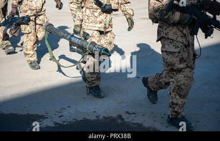 Munster, Niedersachsen. 28 Sep, 2018. Soldaten der deutschen Streitkräfte ihre Waffen in die Übung "Land Operations 2018". Credit: Philipp Schulze/dpa/Alamy leben Nachrichten Stockfoto