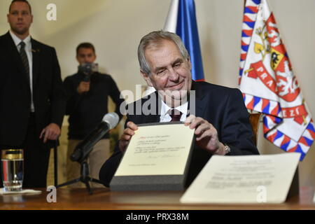 Prag, Tschechische Republik. 05 Okt, 2018. Der tschechische Präsident Milos Zeman nimmt an einer Pressekonferenz anlässlich seines Besuchs bei "Hauch von Staatlichkeit' Ausstellung in der Prager Burg, in der Tschechischen Republik, am 5. Oktober 2018. Quelle: Michal Kamaryt/CTK Photo/Alamy leben Nachrichten Stockfoto