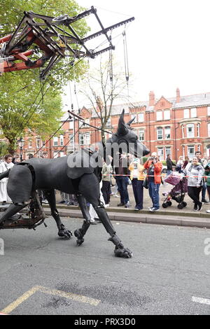 Liverpool, Großbritannien. 5. Oktober 2018. Tag 1 der Royal De Luxe riesigen spektakulären, Menschenmassen Futter Princes Road L 8 Xolo die riesigen Hund. Credit: Ken Biggs/Alamy Leben Nachrichten. Stockfoto