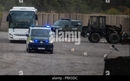 Munster, Niedersachsen. 28 Sep, 2018. Bundeswehr militärische Fahrzeuge der Polizei ein Bus mit Soldaten begleiten während einer Übung "Land Operations 2018". Credit: Philipp Schulze/dpa/Alamy leben Nachrichten Stockfoto